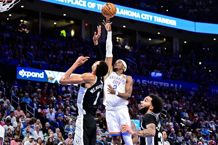 Shai Gilgeous-Alexander(中)Victor Wembanyama(左)。圖片來源：達志影像