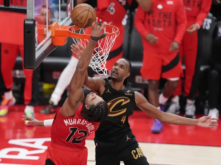 Evan Mobley(右)Collin Murray-Boyles(左)。圖片來源：達志影像