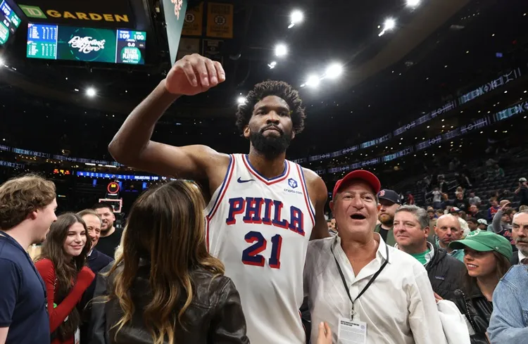Joel Embiid(中)。圖片來源：達志影像