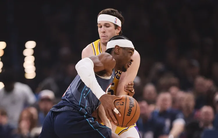 Austin Reaves(後)Shai Gilgeous-Alexander(前)。圖片來源：達志影像