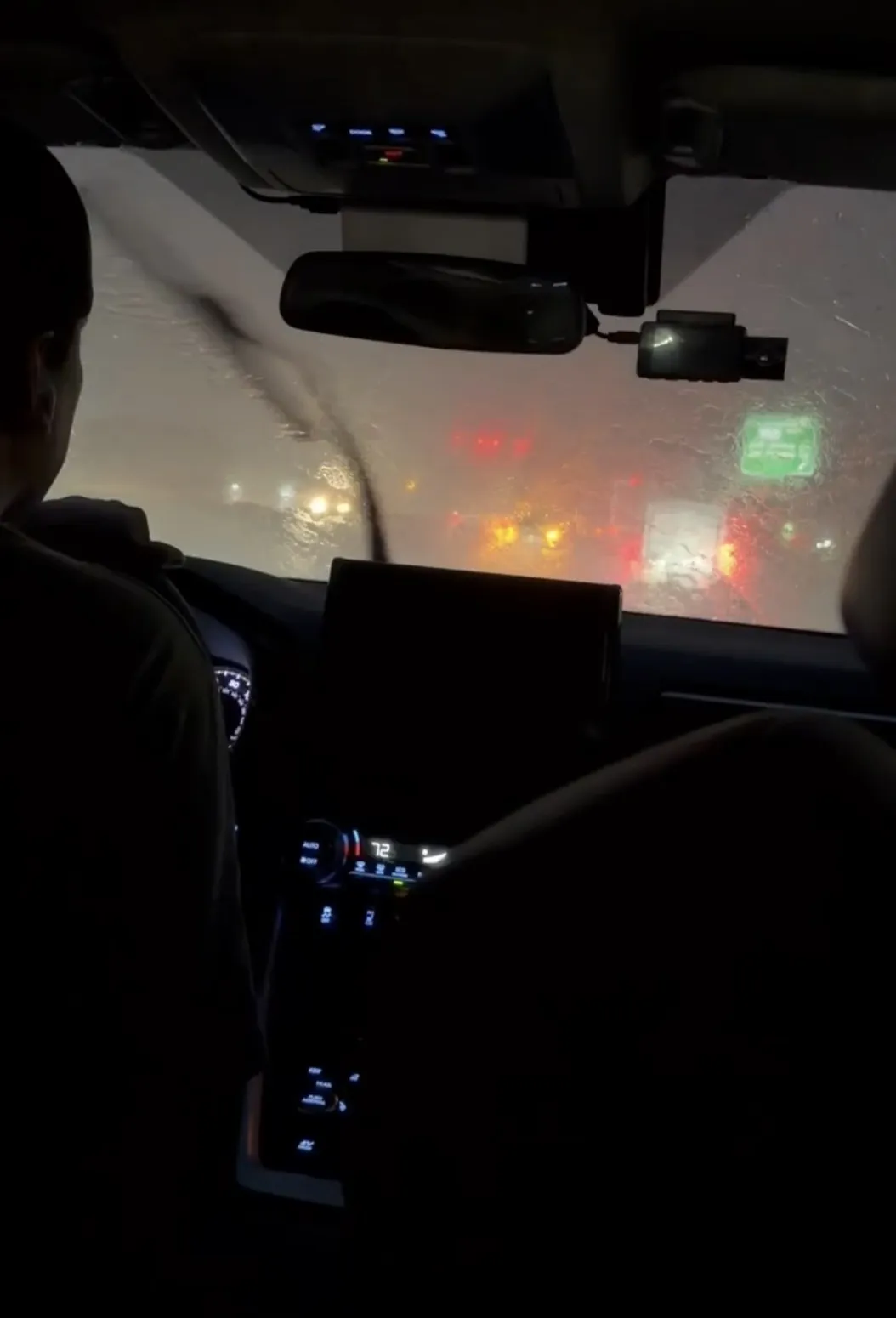 搭車趕飛機，結果出現暴雨。圖片來源：左從凱提供