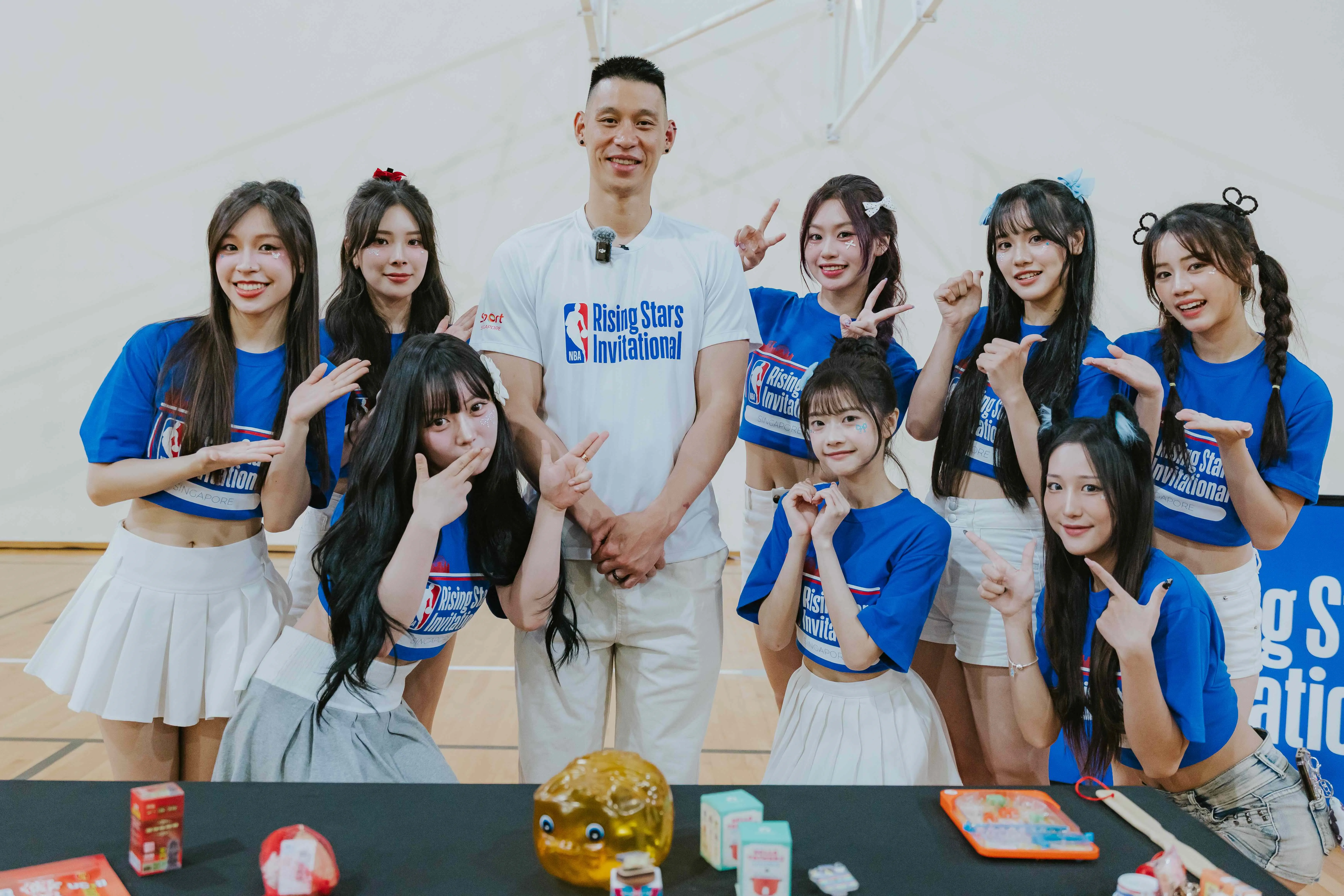 林書豪驚喜現身NBA未來之星邀請賽，與《宇宙啦啦隊》趣味互動。圖片來源：NBA