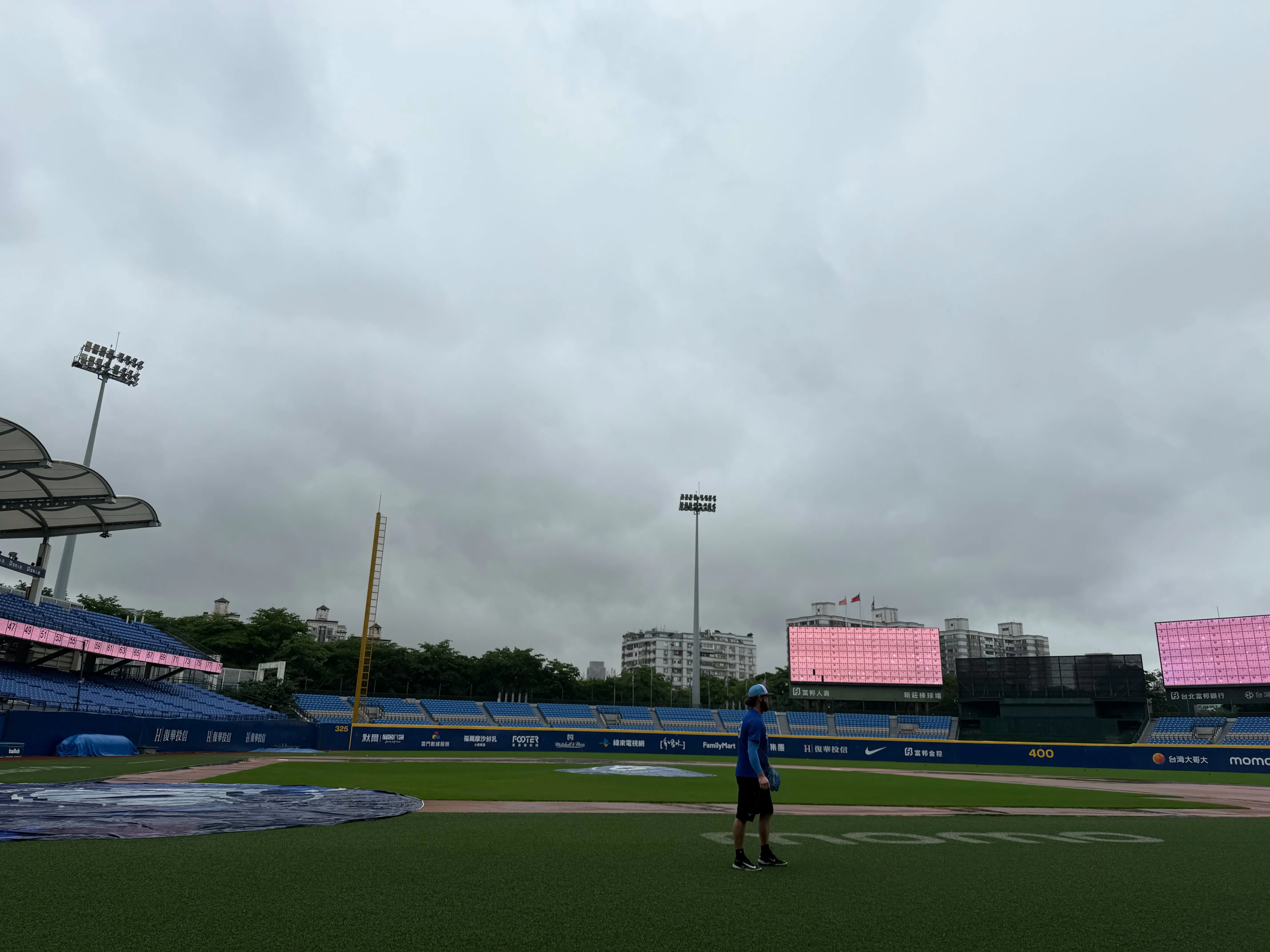 新莊球場下雨。圖片來源:歐建智攝