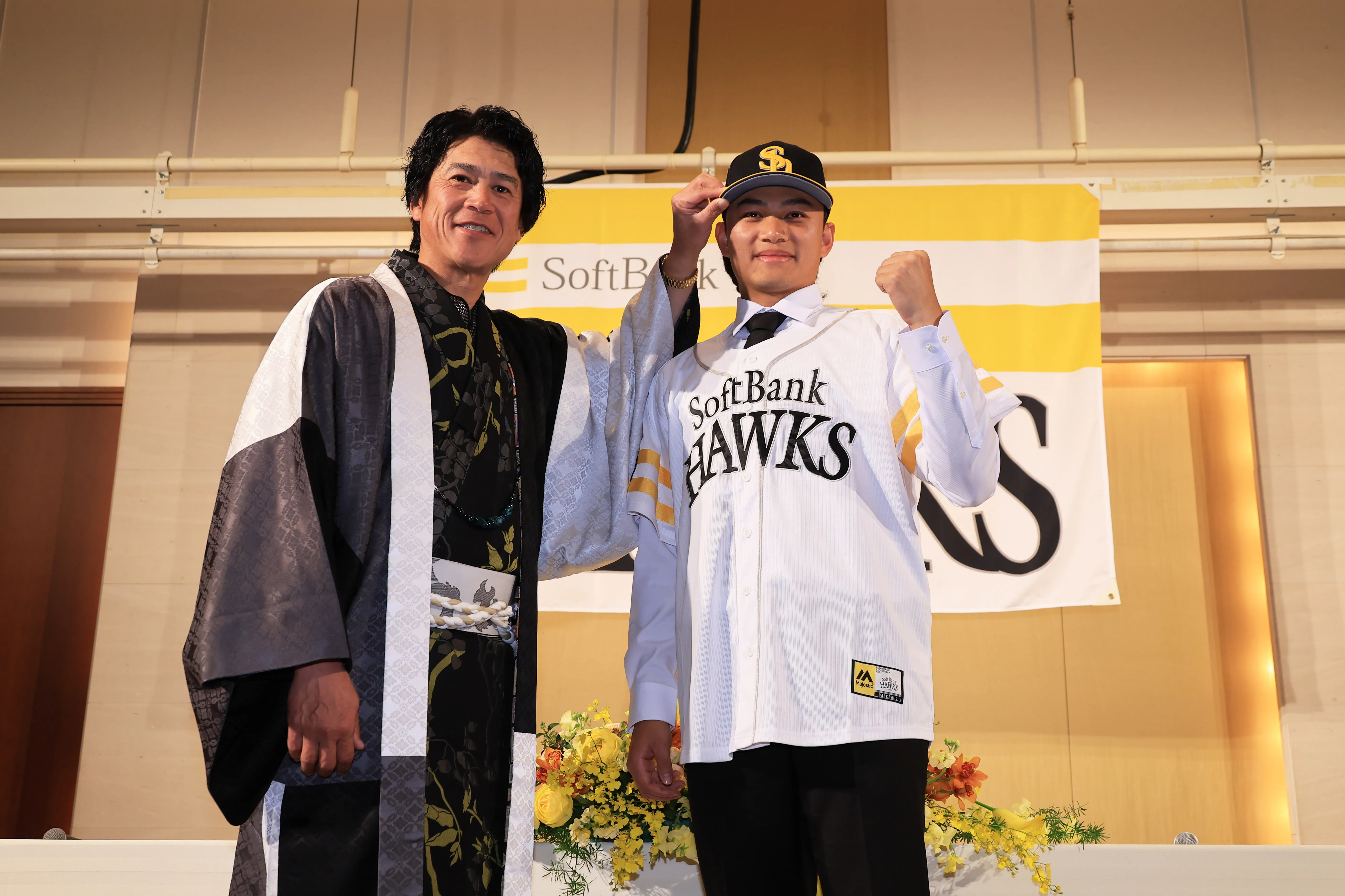 徐若熙（圖右）與城島健司。圖片來源：資料照，福岡軟銀鷹提供