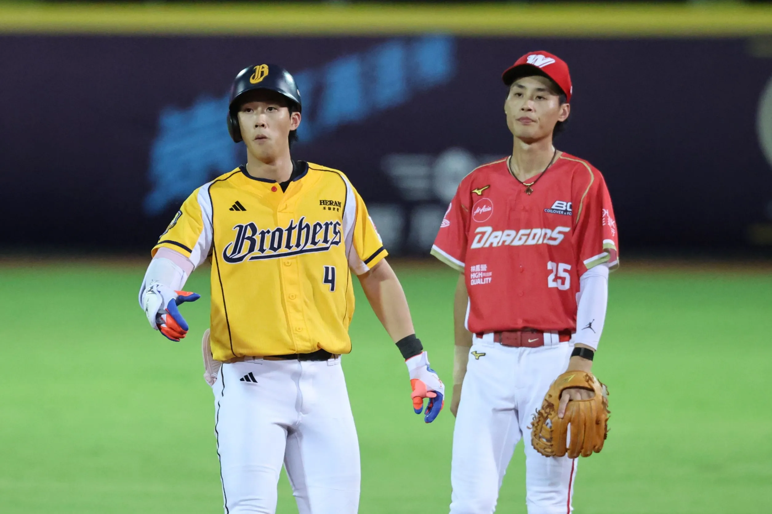 左張士綸、右張政禹,兄弟同場出賽。味全龍提供