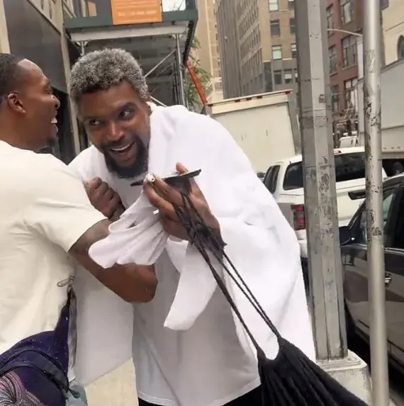 魔獸在紐約街頭巧遇前湖人冠軍中鋒Andrew Bynum。圖片來源：魔獸IG