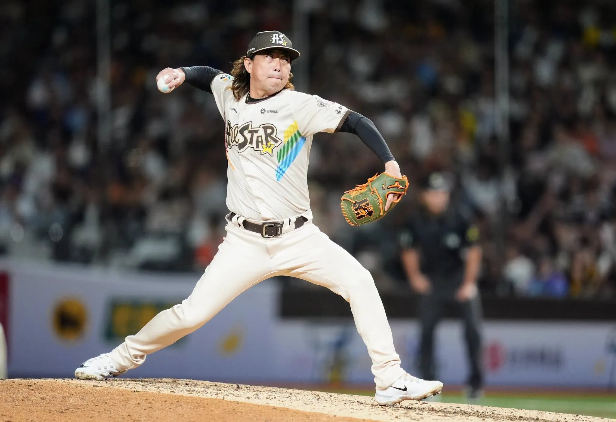 Team Star教練林岳平成為球隊傳奇代表之一登板獻技。圖片來源:統一獅提供