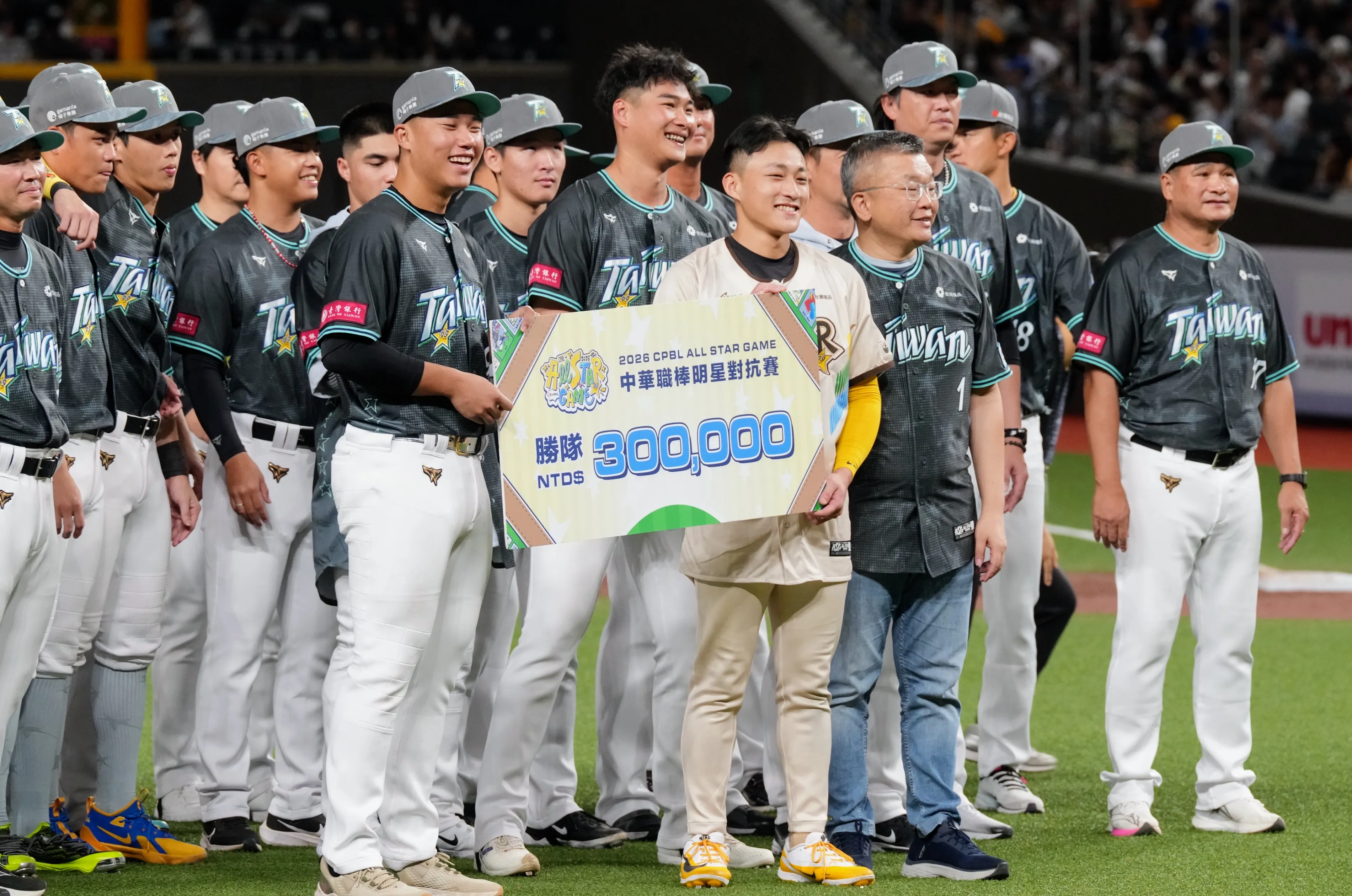勝隊TEAM TAIWAN領勝利獎金,邀請郭天信加入。味全龍提供