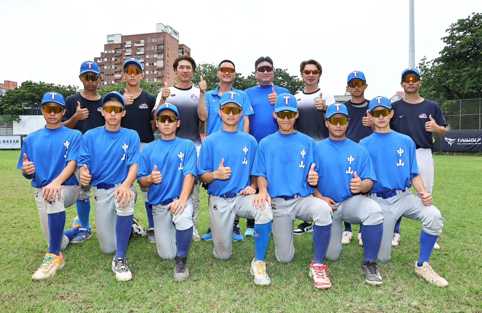 中山國中勇闖PONY世界賽，高志綱、官大元贈練習衣。圖片來源：台灣棒球育才協會