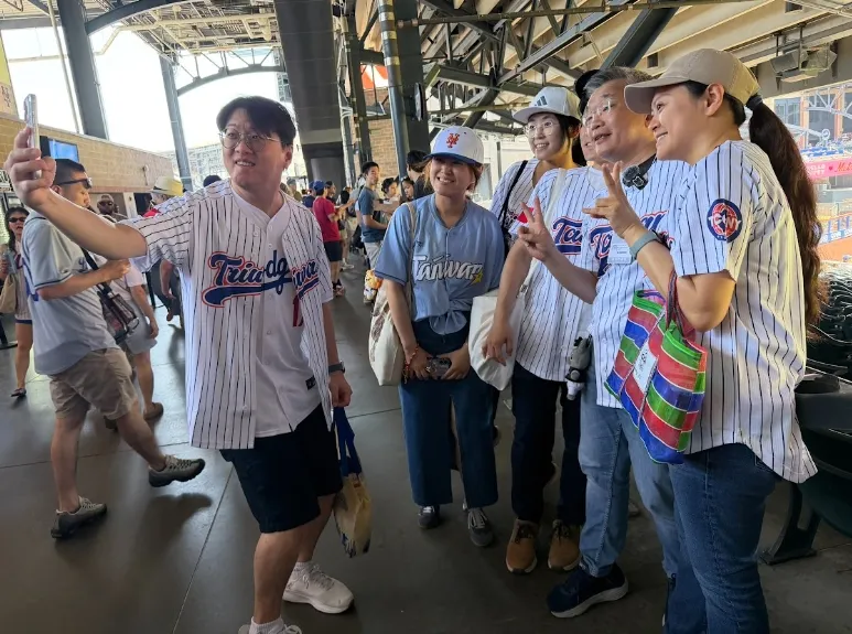 蔡其昌大都會隊開球。圖片來源：中華職棒提供