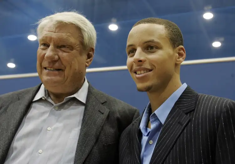 Stephen Curry(右)Don Nelson(左)。圖片來源:達志影像