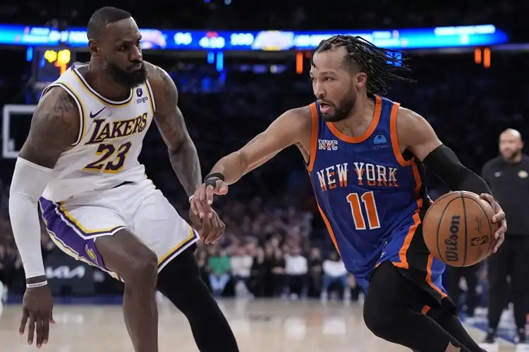 Jalen Brunson(右)LeBron James(左)。圖片來源:達志影像