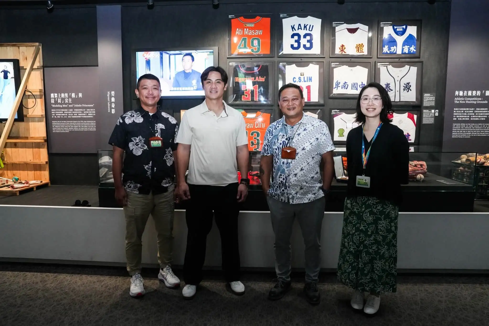 陳鏞基走進史前館族名「Mayaw Ciru」球衣。圖片來源:統一獅