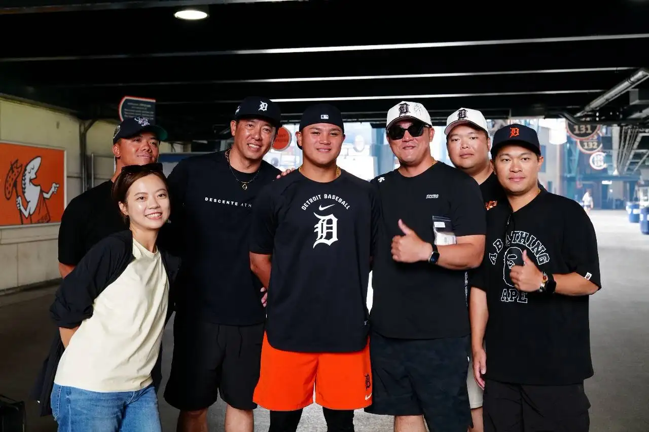 李灝宇與母校桃園新明國中青少棒隊見面。圖片來源:老虎隊官方Threads
