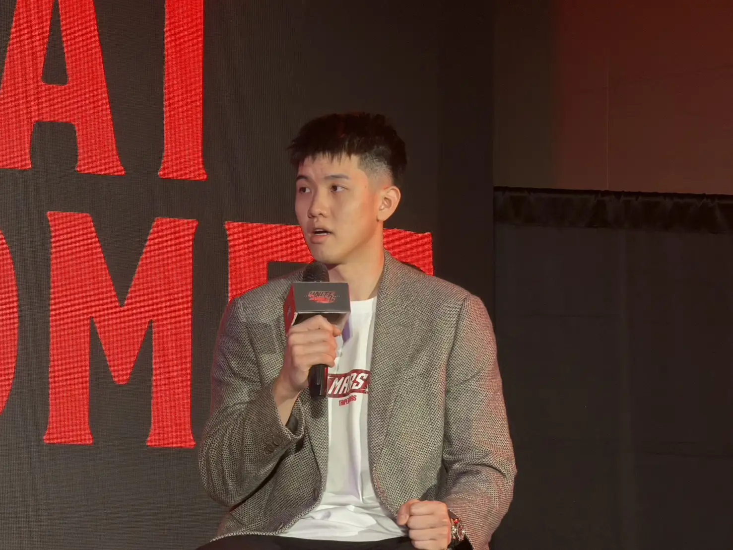 林庭謙特別穿上已故父親林正名帶領能仁奪下HBL首冠時的西裝。圖片來源：林暐凱/攝
