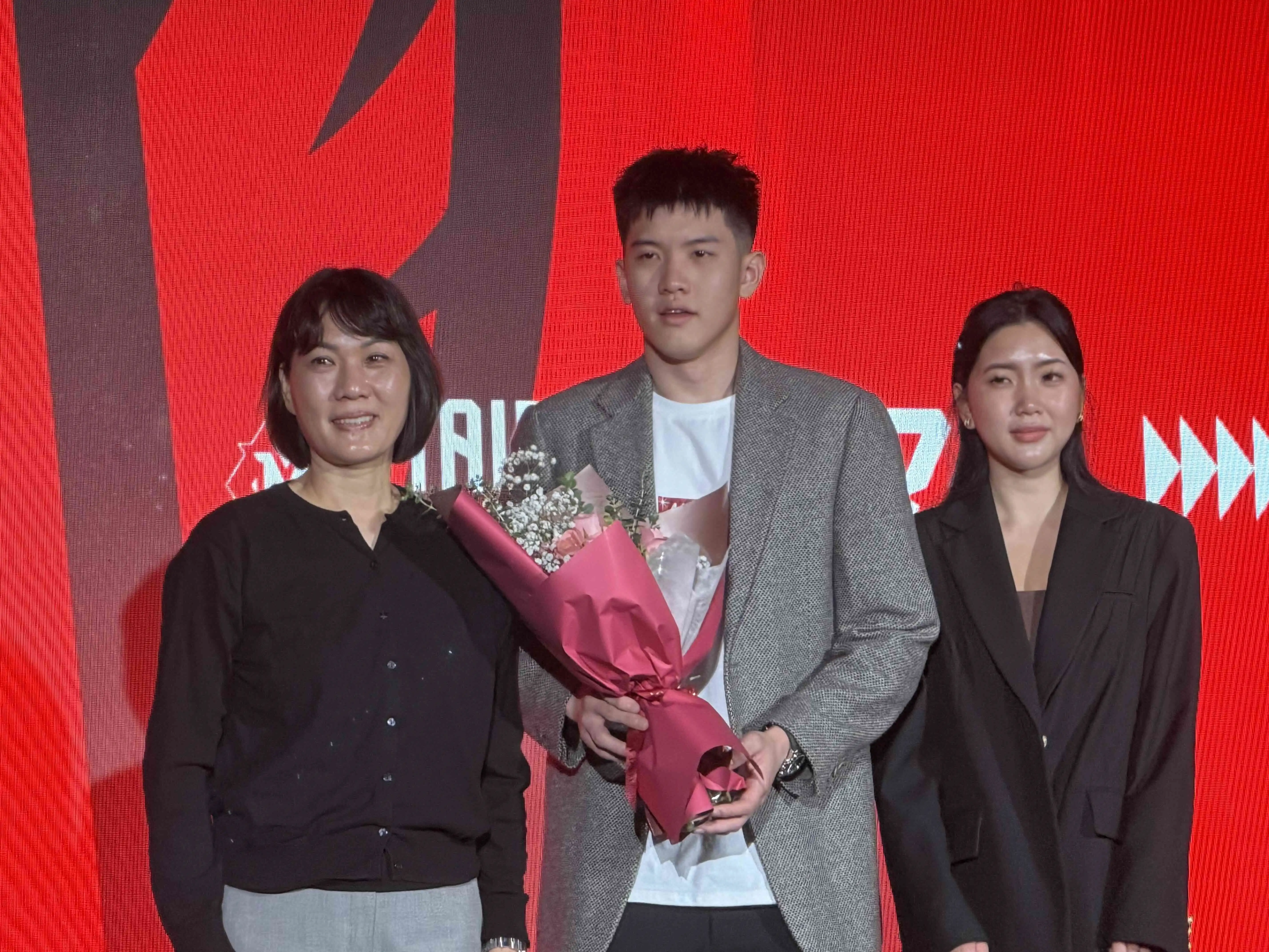 林庭謙家人：媽媽劉靜明及姐姐都到場支持。圖片來源：記者林暐凱/攝
