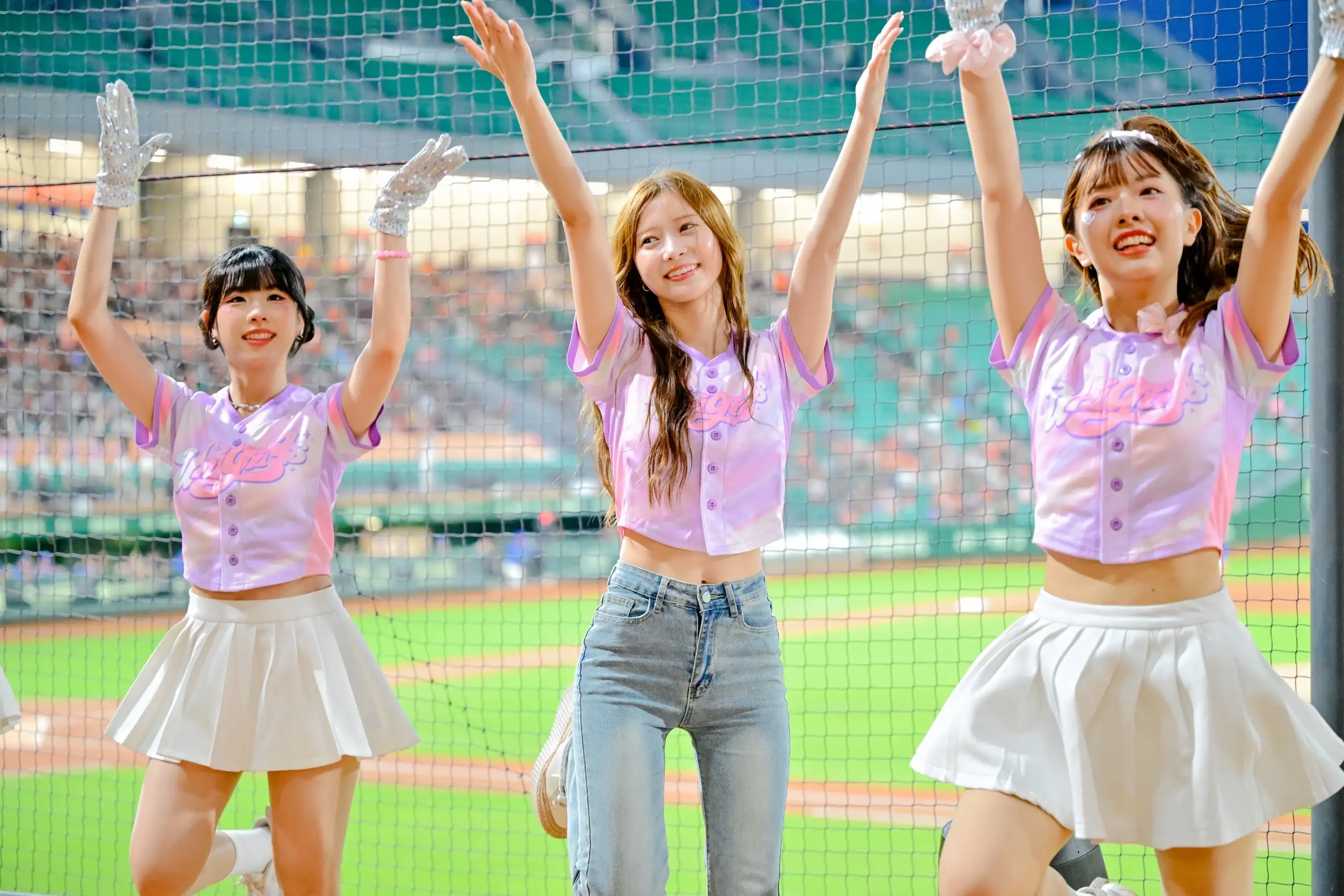 松川星與女孩一同應援。統一獅提供