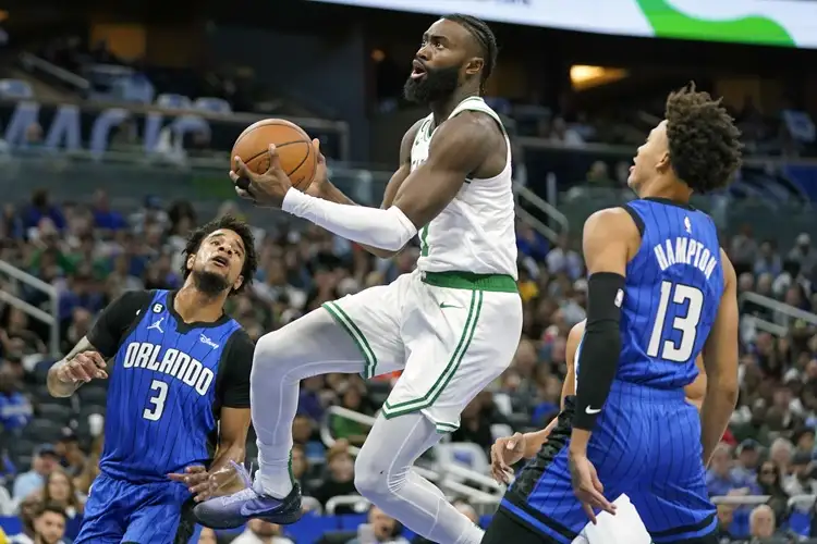 Jaylen Brown(中)。圖片來源:達志影像
