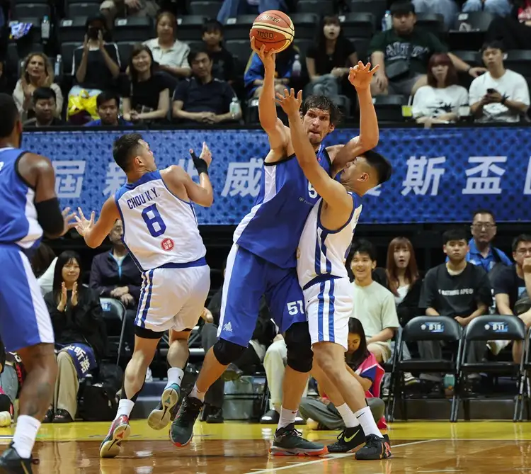 Boban Marjanovic(中)。圖片來源:中華籃協