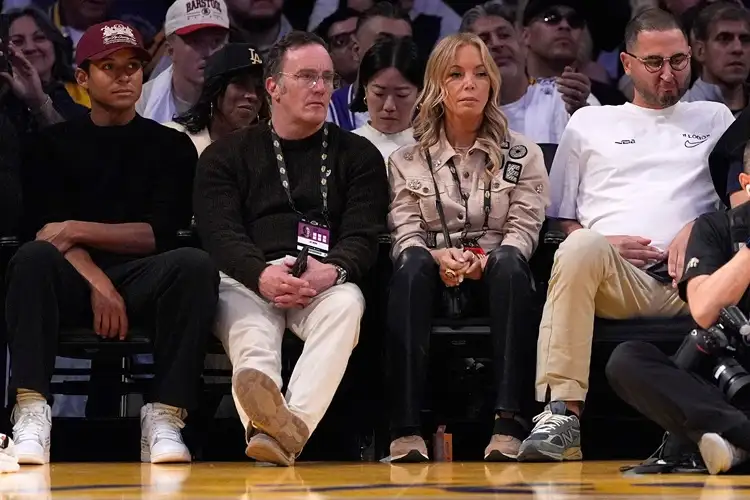 Jeanie Buss(右2)。圖片來源:達志影像