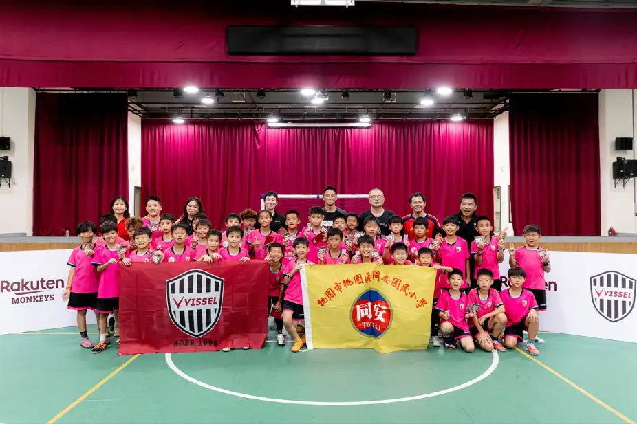 日本J1聯賽勁旅神戶勝利船到同安國小。圖片來源：樂天桃猿