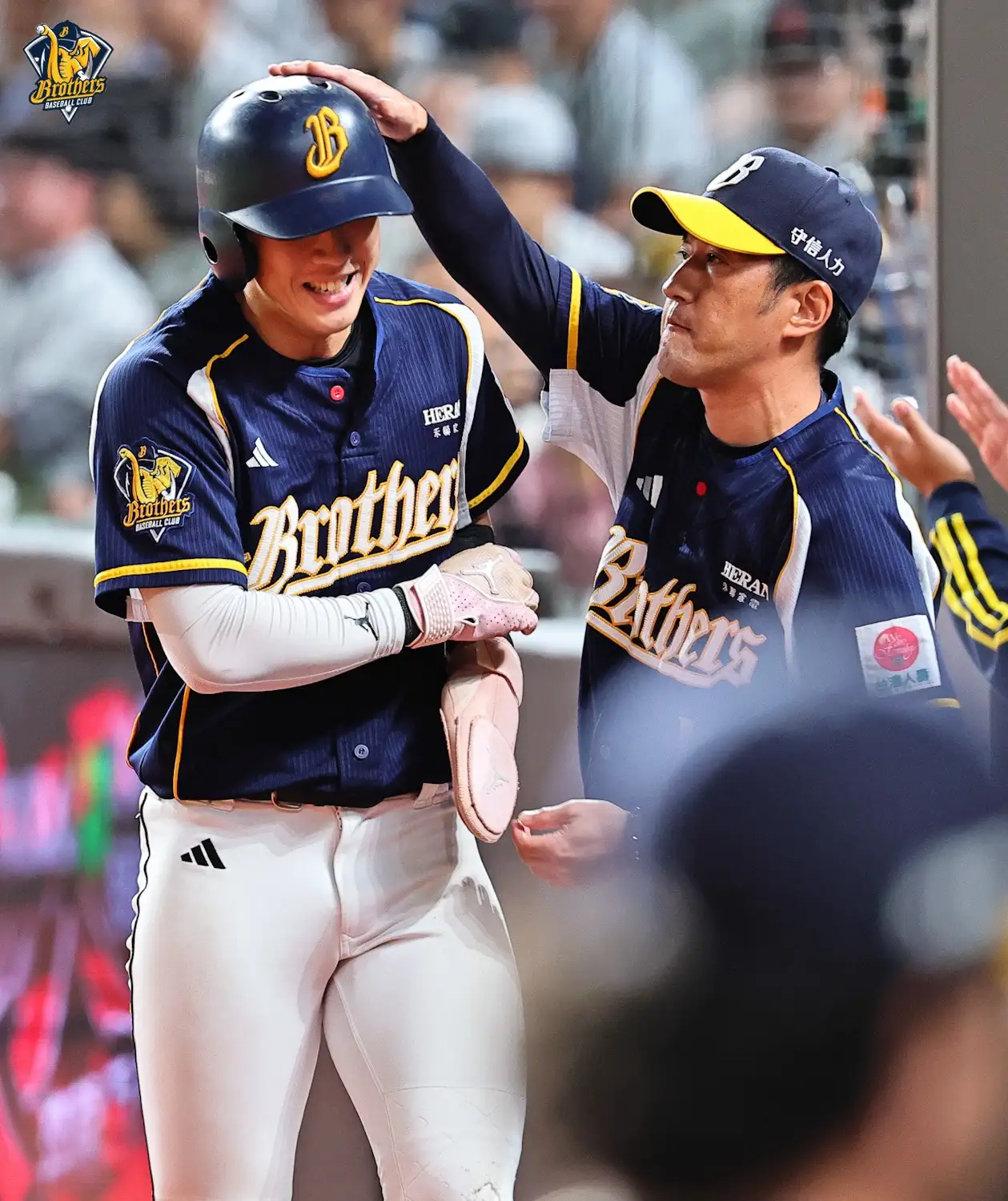 平野惠一拍著張士綸的頭。中信兄弟提供