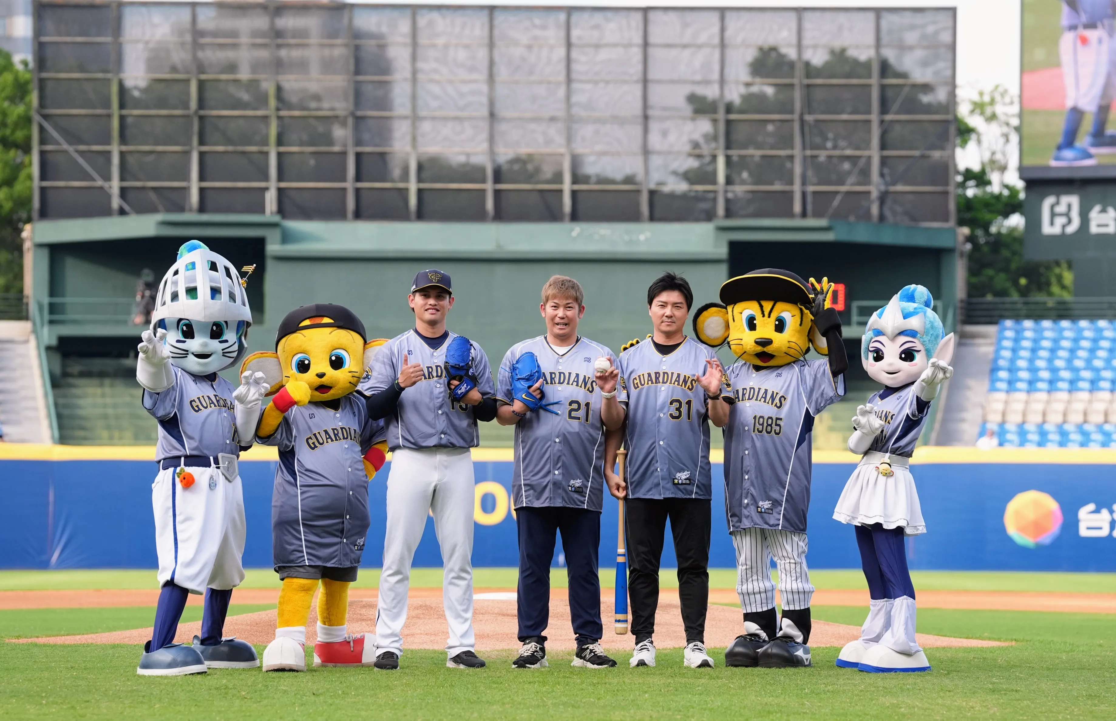 岩田稔開球。富邦悍將提供