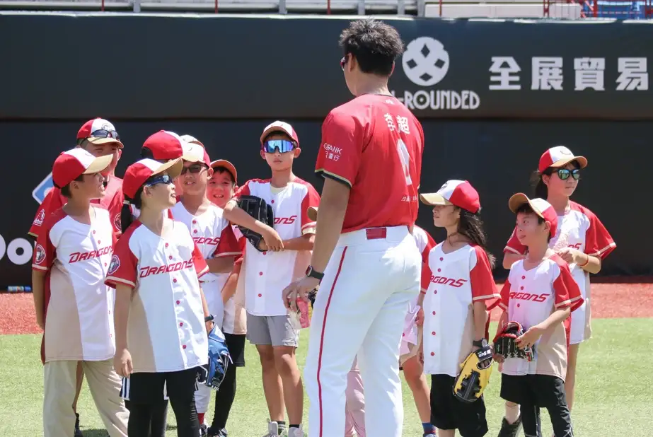 2026味全龍棒球夏令營。圖片來源:味全龍