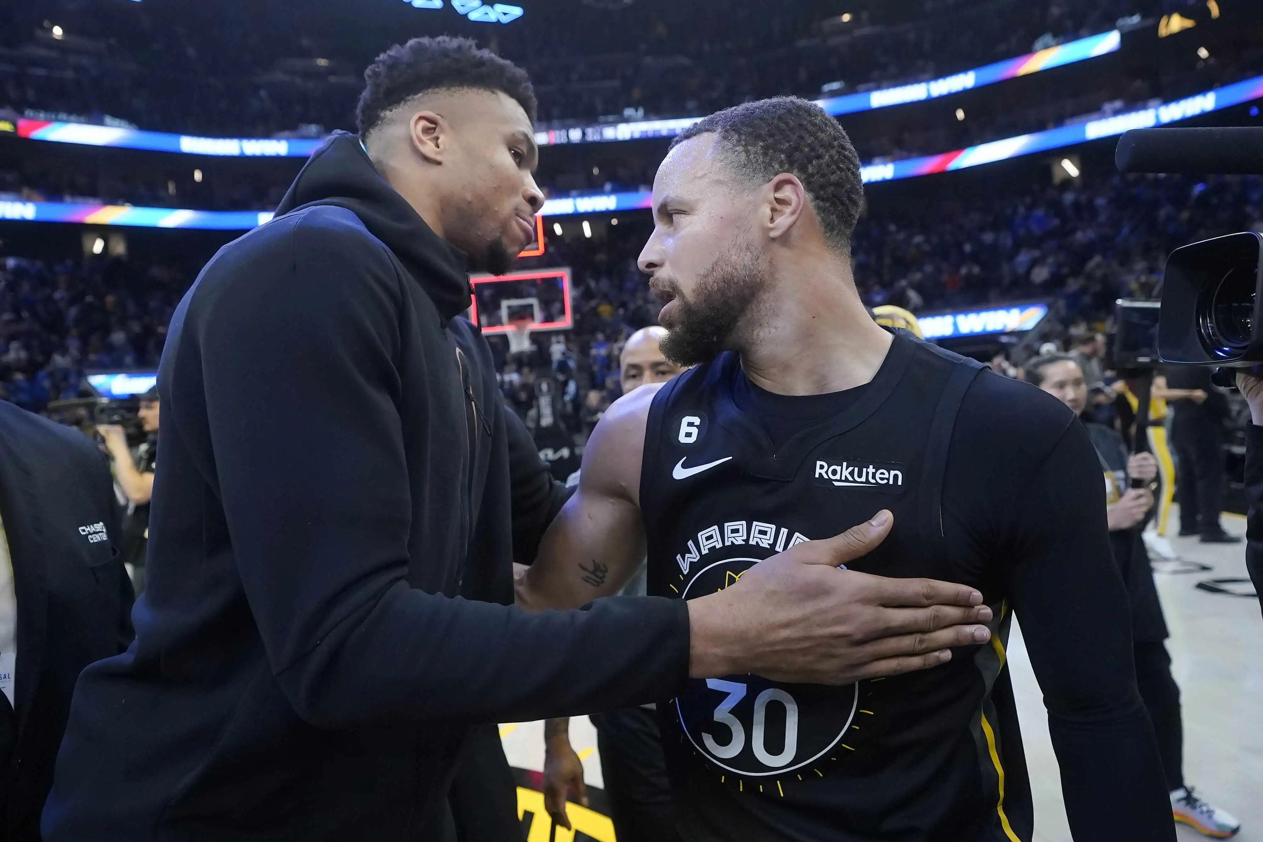 Giannis Antetokounmpo與Stephen Curry。圖片來源:達志影像