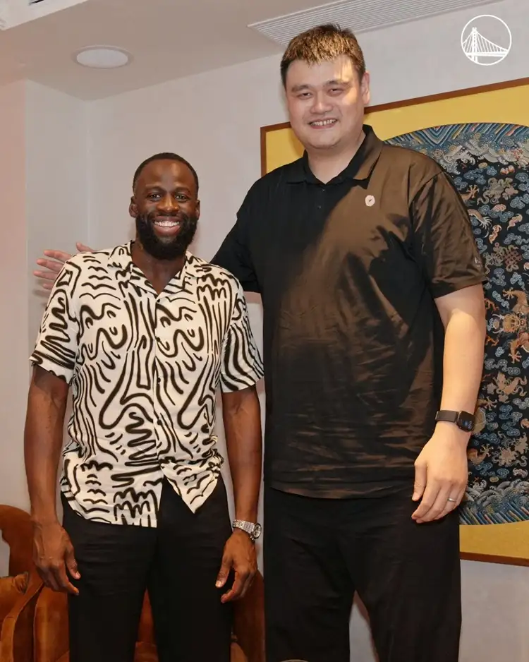 Draymond Green(左)姚明(右)。勇士X