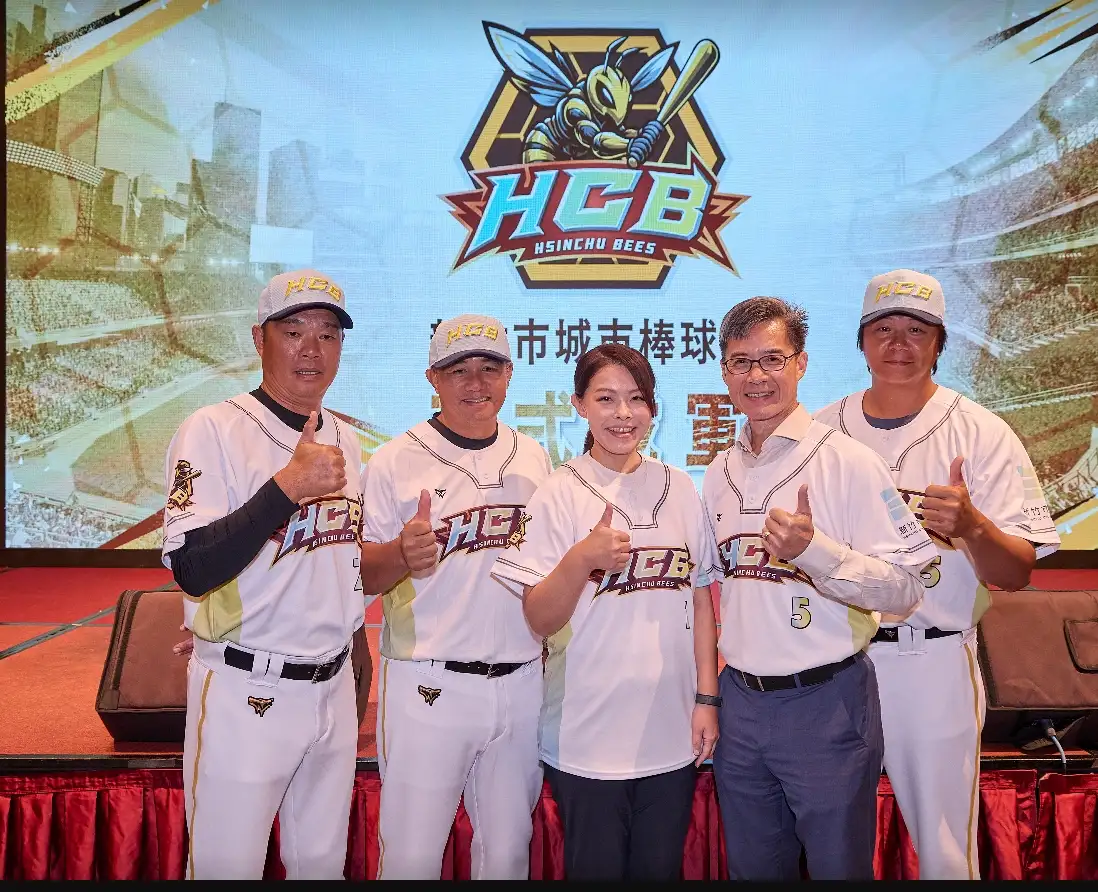 市長高虹安(中)跟副市長林琨翰(右2)、總教練陳瑞振(左)、技術顧問張泰山(左2)。新竹市政府體健科提供