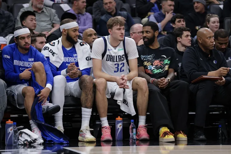 Kyrie Irving(右2)Cooper Flagg(右3)。圖片來源:達志影像