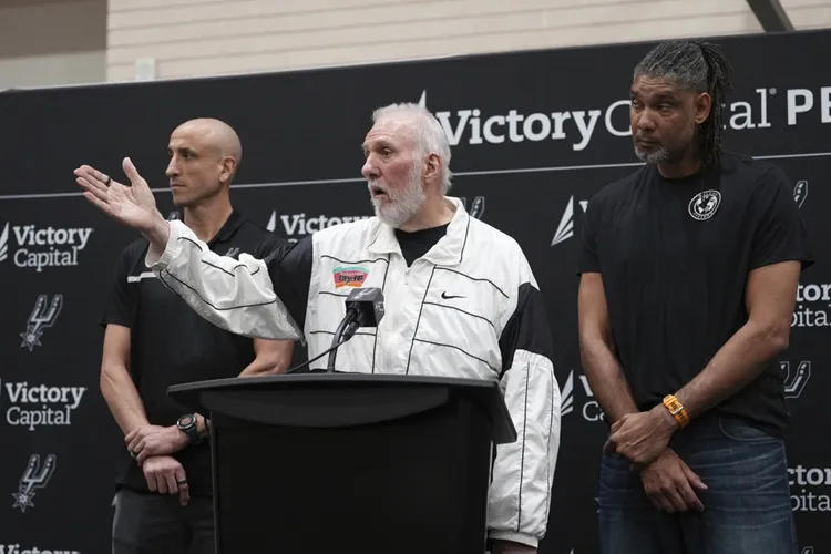 Gregg Popovich(中)。圖片來源:達志影像