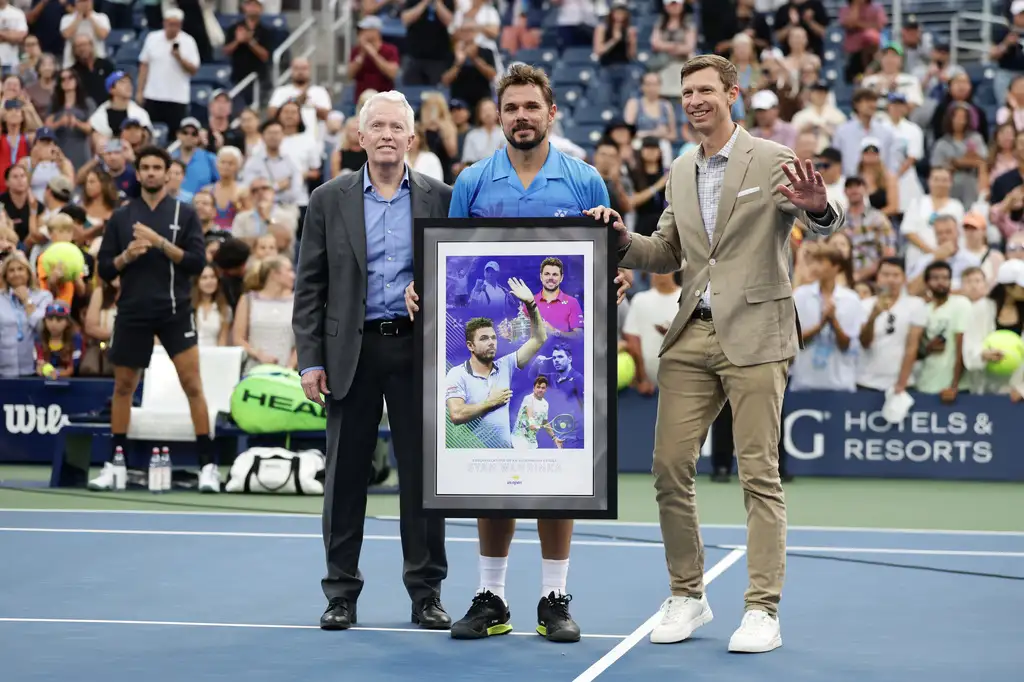 美網賽事總監Eric Butorac也特別送上裱框照片給Wawrinka。圖片來源：達志影像