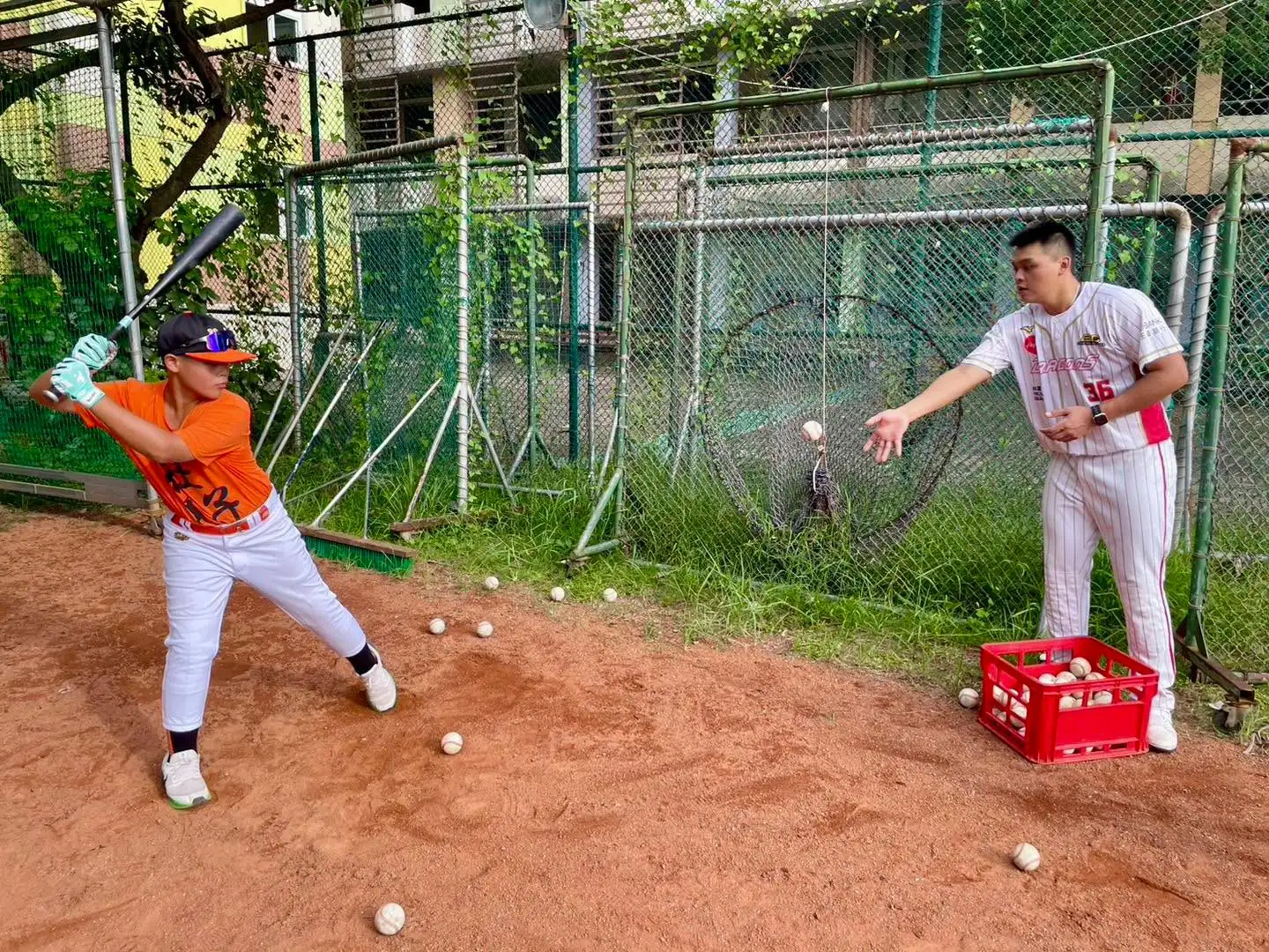 味全龍「校園巡迴列車」走進社子國小，野手李展毅。圖片來源：味全龍