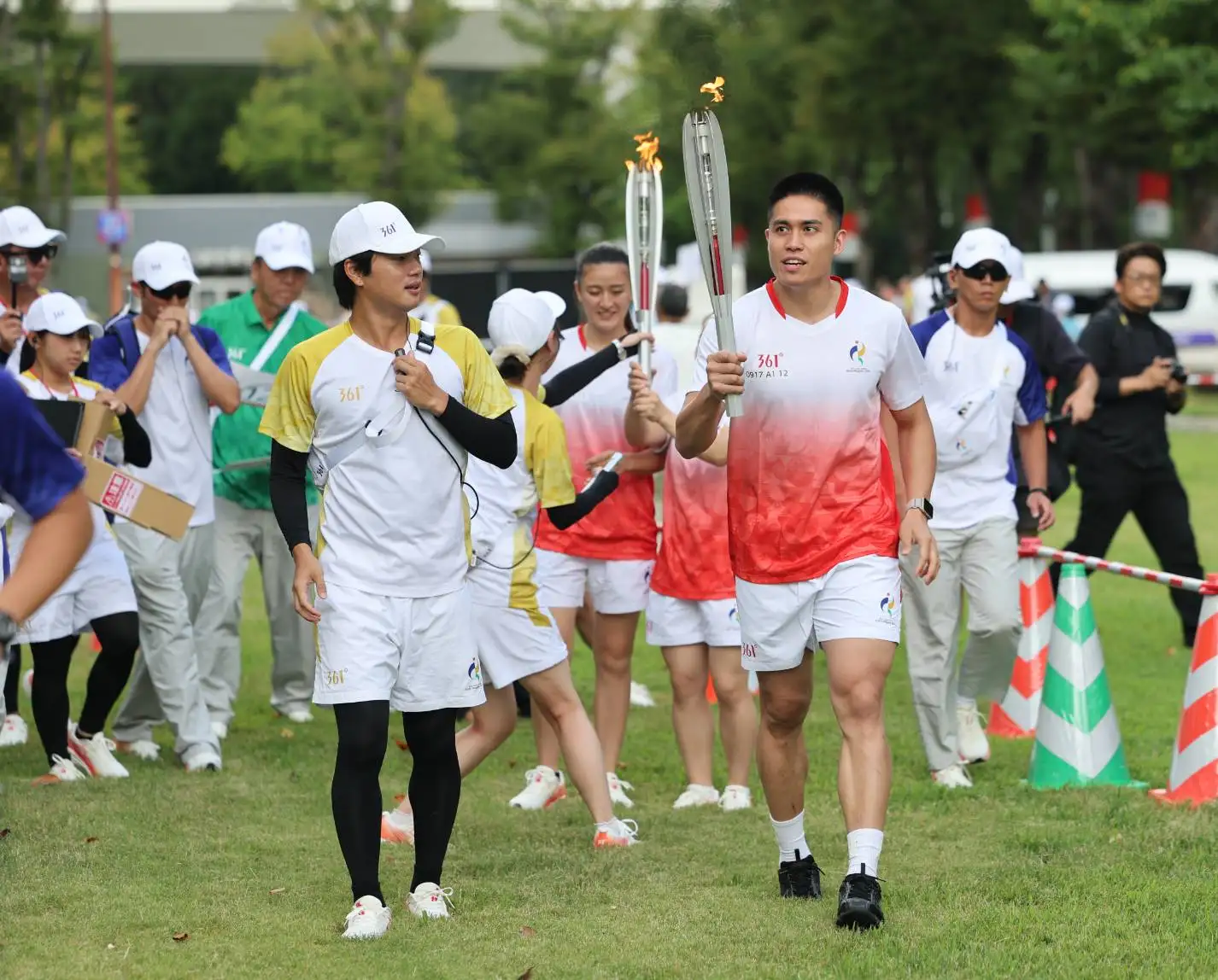 名古屋亞運聖火傳遞在名古屋久屋大通公園舉行，我國由籃球代表隊隊長陳盈駿代表參加。圖片來源：運動部提供