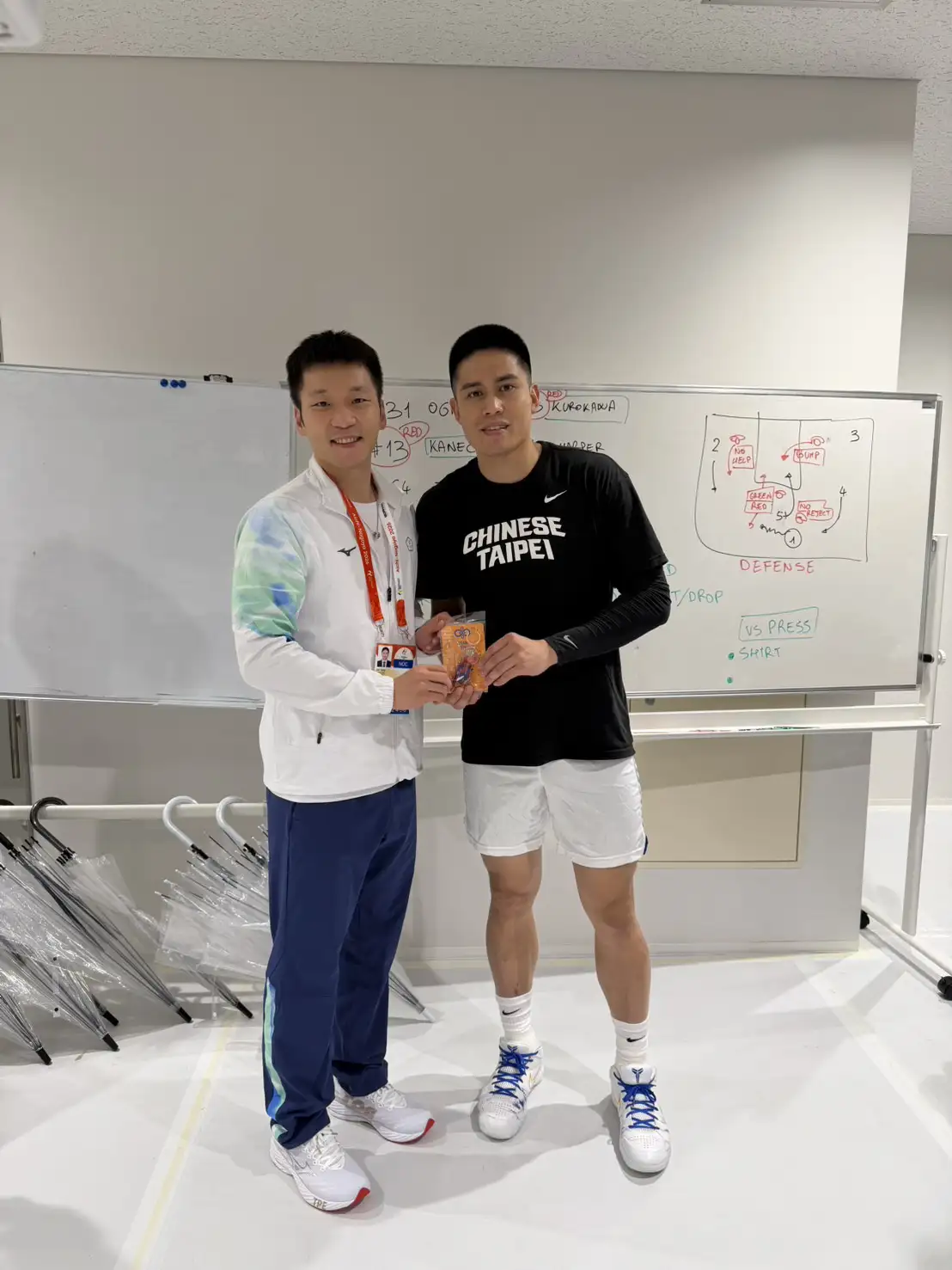 李洋部長16日為男籃打氣並致贈隊長陳盈駿亞運應援小物。圖片來源：運動部提供