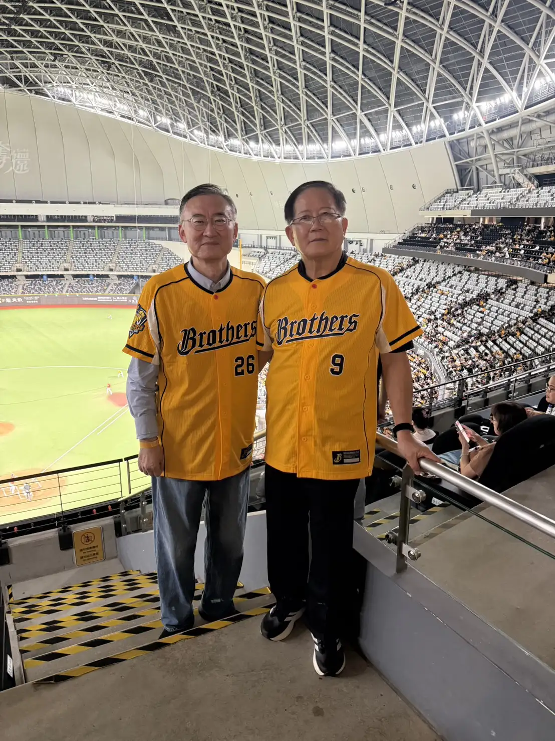 中信育樂董事長陳國恩(圖右)與駐台北韓國代表部黃載皓代表(圖左)。中信育樂提供