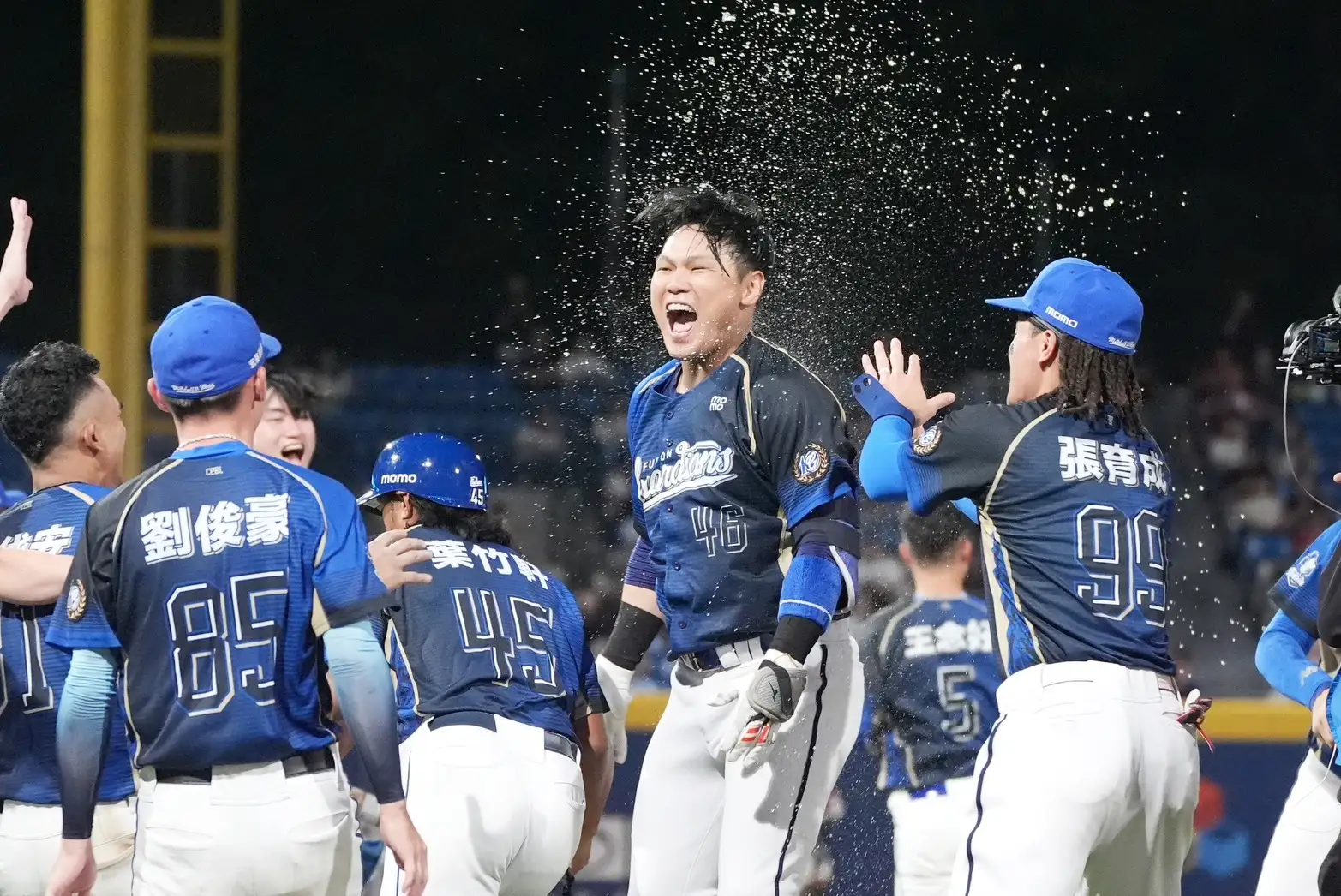 范國宸敲再見安慶祝勝利。富邦悍將提供