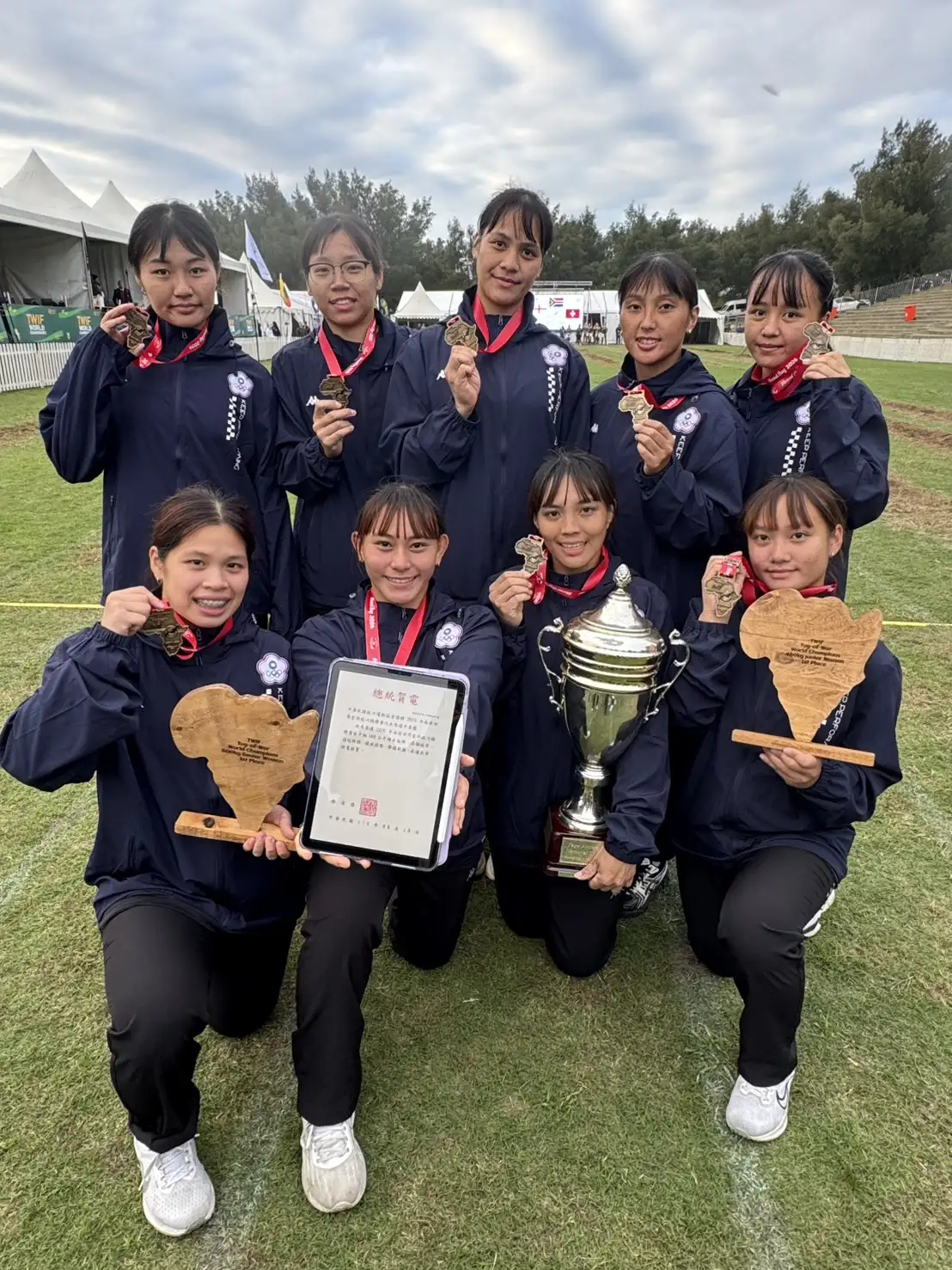 教練代為頒發總統賀電(女子組500公斤金牌)。圖片來源:運動部提供