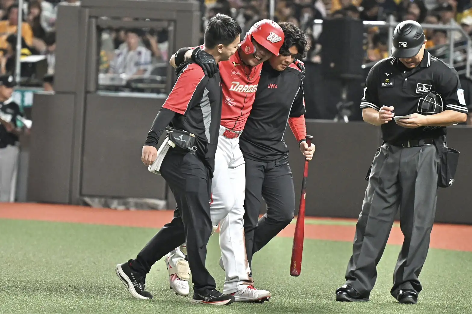 陳子豪因自打球受傷退場。圖片來源:味全龍