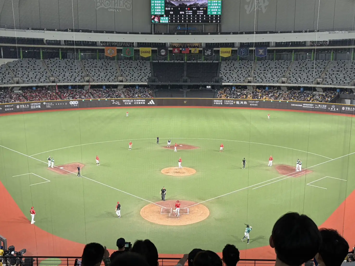 味全擺出內野5人陣。圖片來源：記者吳嘉倪／攝影