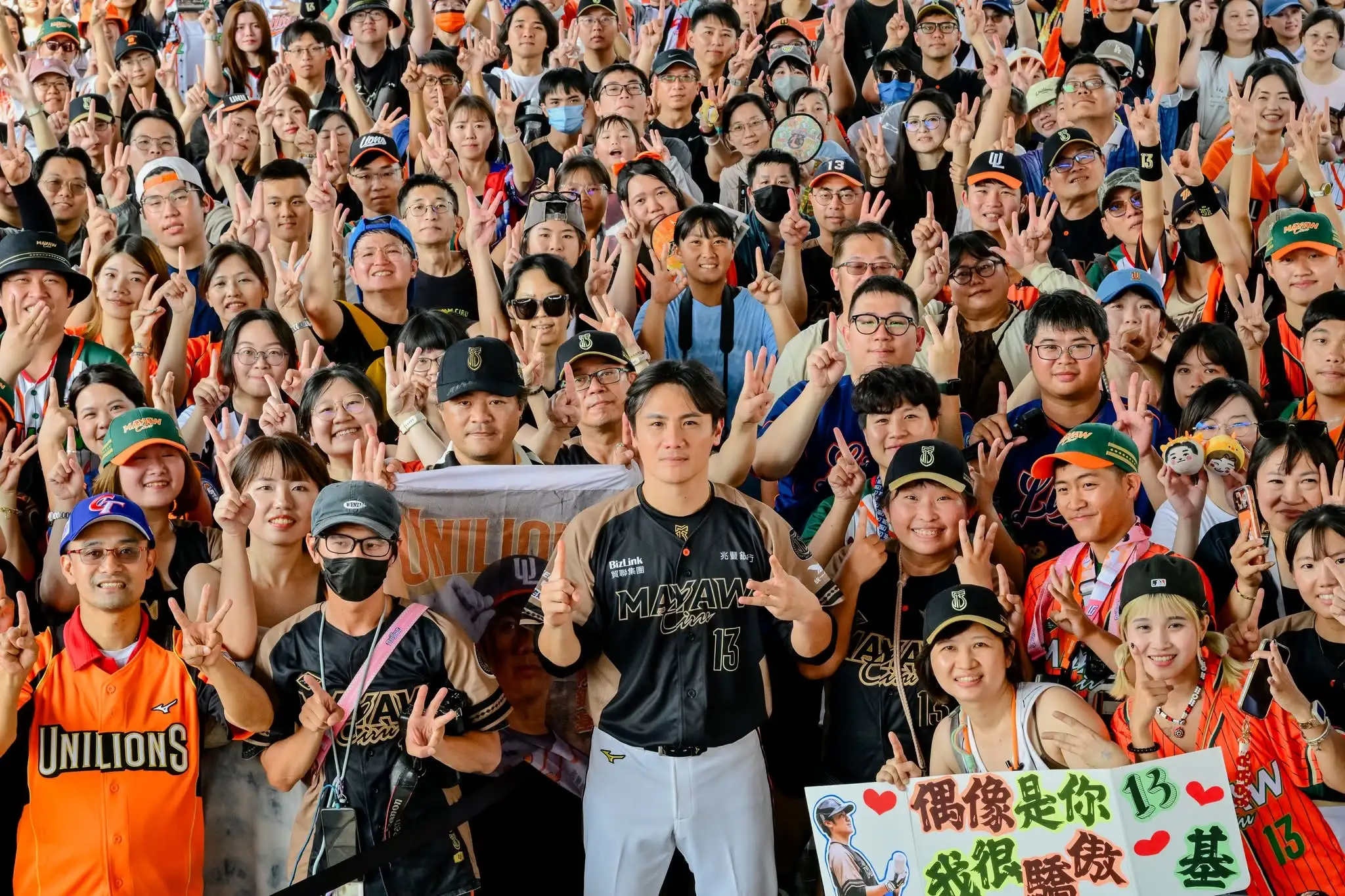 陳鏞基跟球迷合照。統一獅粉絲團