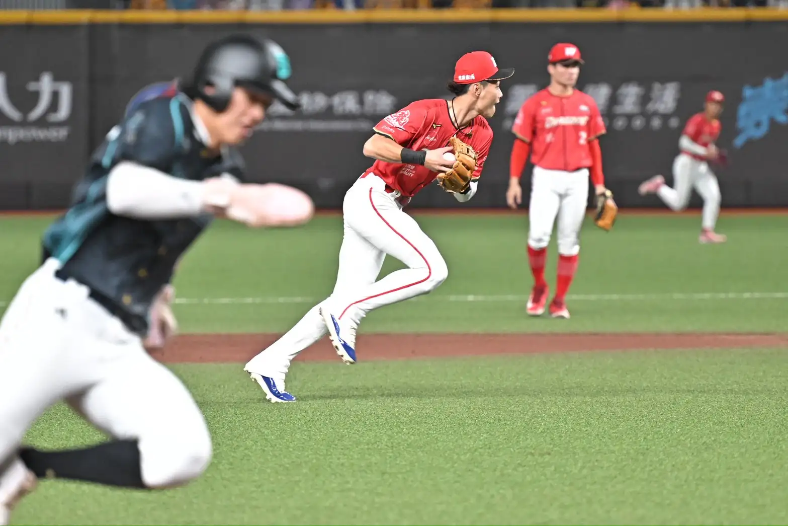 張士綸、張政禹場上較勁。圖片來源:味全龍