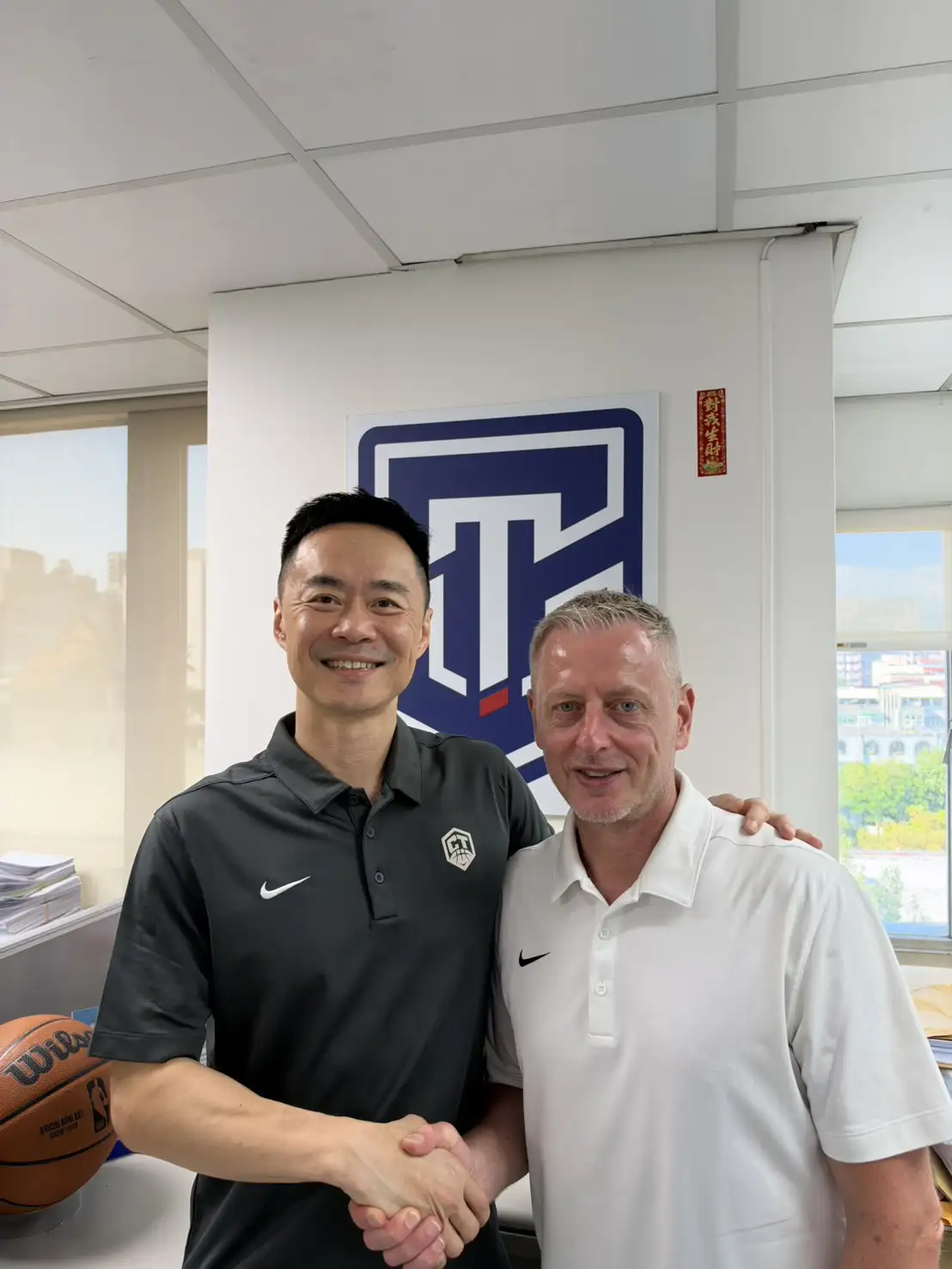 籃協副秘書長張承中與圖齊教練。圖片來源:中華籃協提供