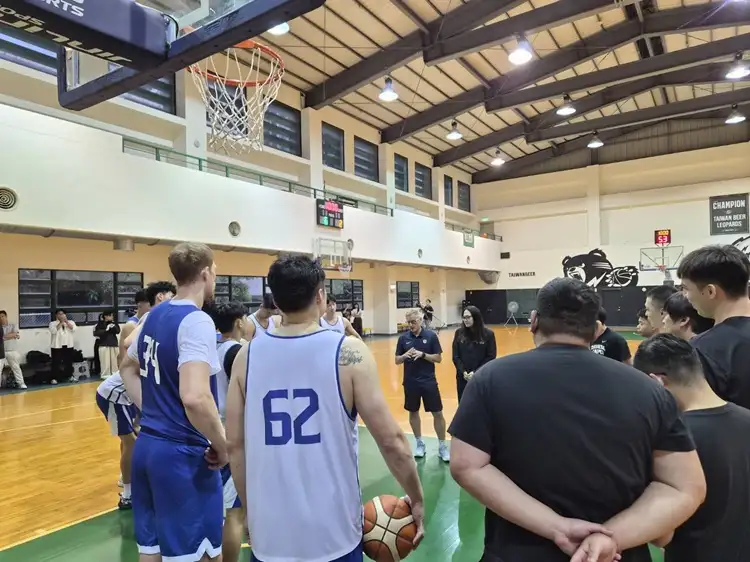 圖奇(中)。
