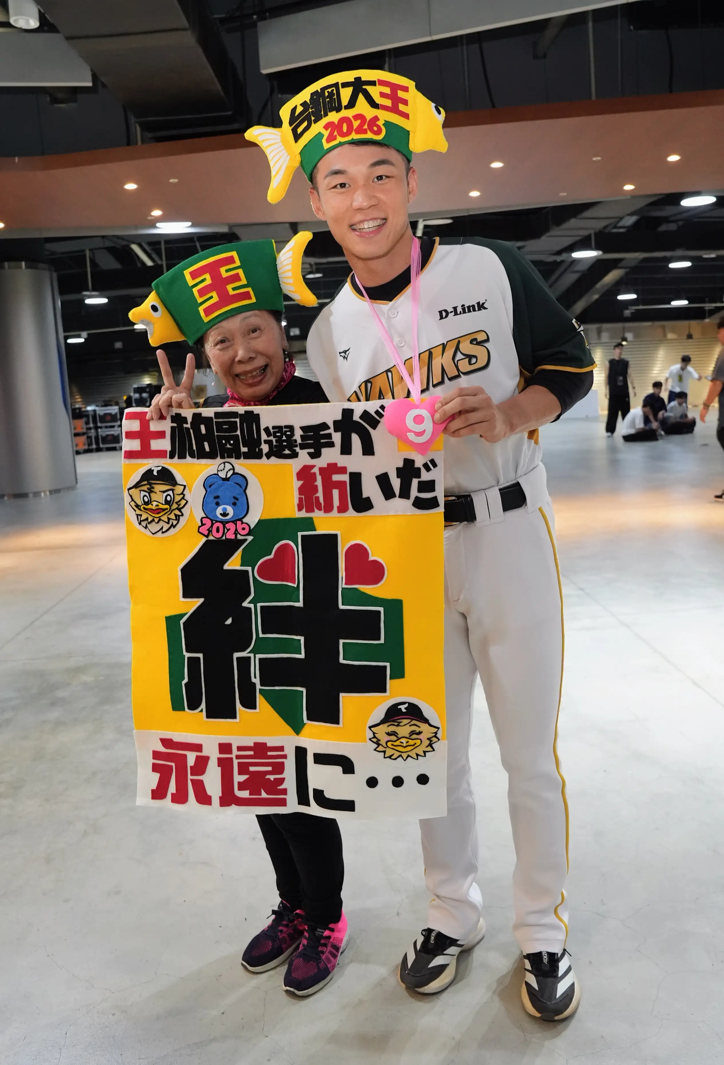 王柏融跟北海道阿嬤。台鋼雄鷹提供