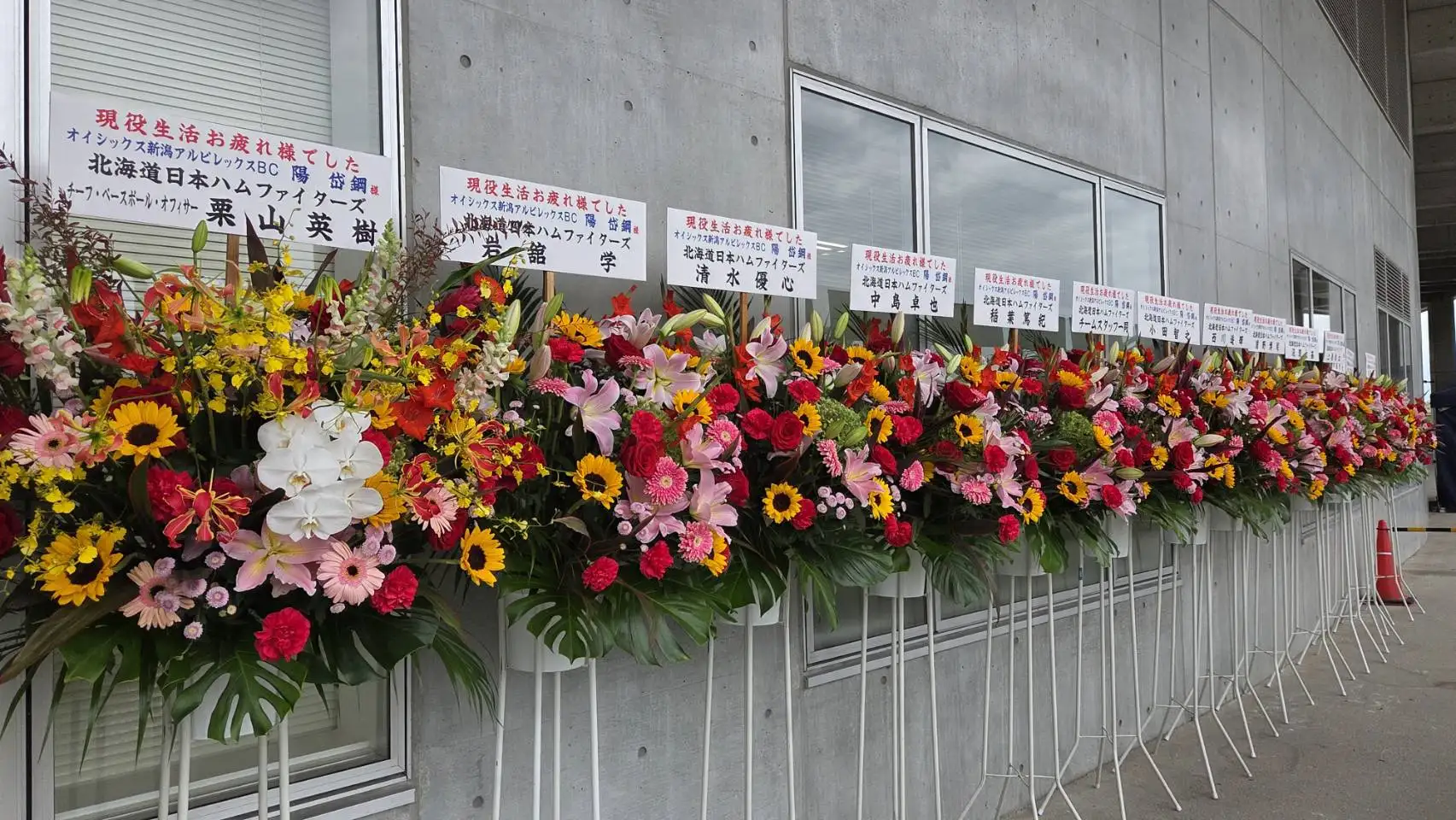 球界送上花籃。羅惠齡攝
