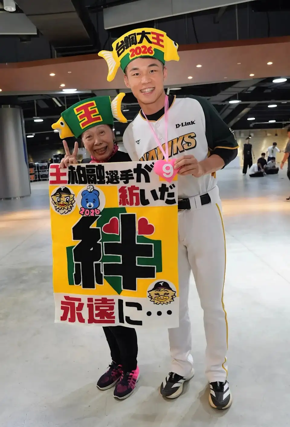 王柏融跟北海道阿嬤。台鋼雄鷹提供